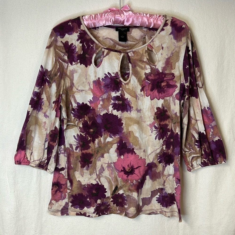 Ann Taylor Women’s Tunic Top Size L Purple Pink Floral with Teardrop Cutouts